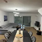 Homestay Amulet - Spacious 3br Near Cave Postojna