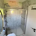 Amulet - Spacious 3br Near Cave Accommodatie bij particulieren *