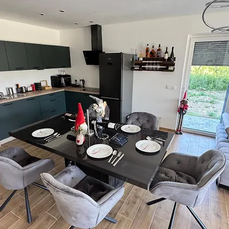 民宿 Amulet - Spacious 3br Near Cave 波斯托伊纳